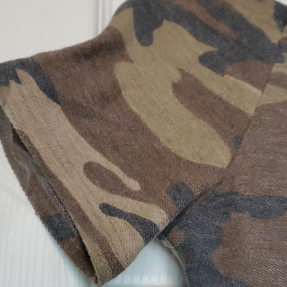 A&E asymmetrical camo print tee shirt size small - Picture 3 of 6
